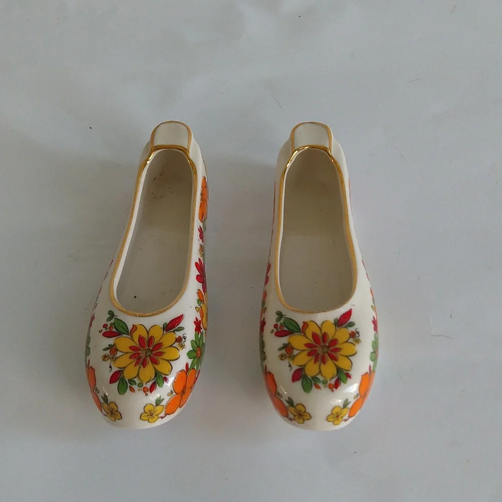 China Shoe Ashtrays Pair 1942 Haeng Nam Snow Bone Korea Shoes Flower Power